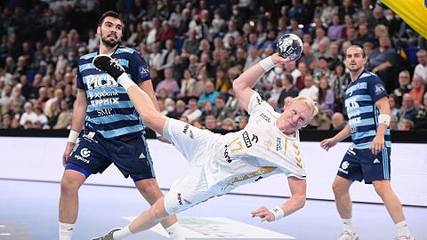 Kiels Patrick Wiencek (M) wirft auf das Tor von Pick Szeged.