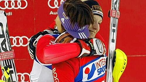 Geschwisterliebe: Weltmeisterin Maria Riesch (r.), Zweite beim Slalom in Are, mit Susanne, die Dritte wurde. Geschwisterliebe: Weltmeisterin Maria Riesch (r.), Zweite beim Slalom in Are, mit Susanne, die Dritte wurde.
