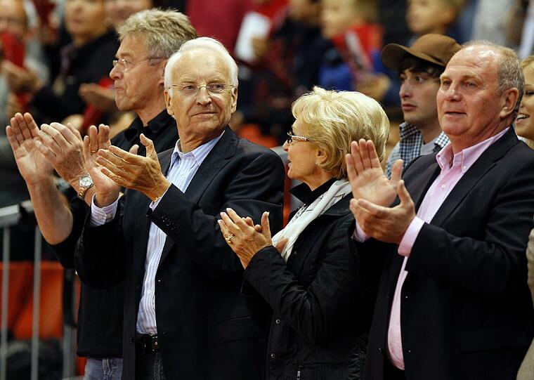 FC Bayern gegen die Phantoms Braunschweig: Die Promis zittern mit den Basketballern. Die Bilder