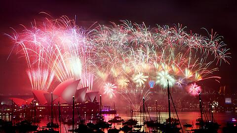 In Sydney wird das neue Jahr mit einem Mega-Feuerwerk über dem Opernhaus und der Harbour Bridge begrüßt