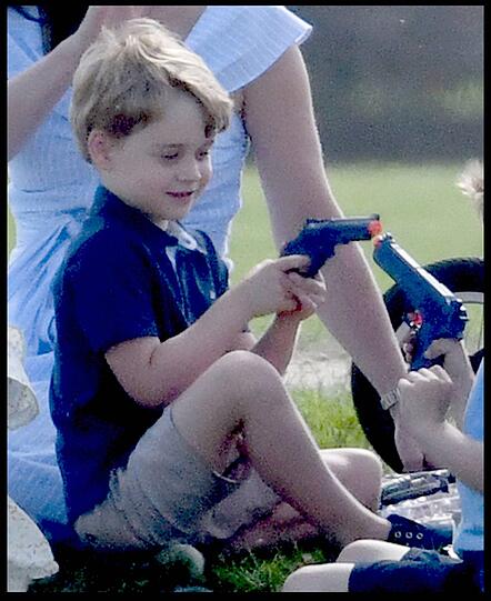 Mama Kate duldet es: Prinz George spielt mit einer Plastik-Pistole.