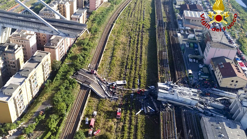 Mindestens 35 Menschen kamen bei dem Einsturz der Brücke in Genua ums Leben. Mindestens 35 Menschen kamen bei dem Einsturz der Brücke in Genua ums Leben.
