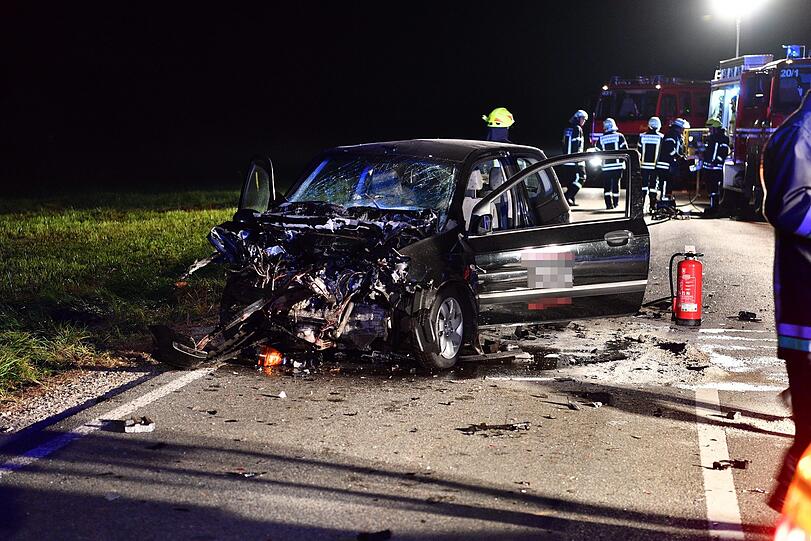 Der 48-jährige Fahrer des Autos wurde nach dem Unfall in seinem Auto eingklemmt.