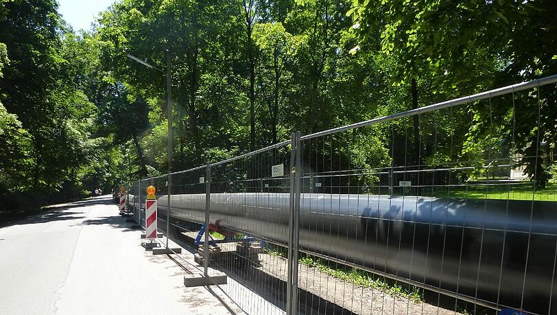 Auf der Straße wurde es durch die Bauarbeiten etwas enger. Auf der Straße wurde es durch die Bauarbeiten etwas enger.