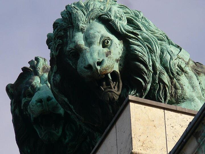 Das Tor ins Viertel: Die Quadriga auf dem Siegestor besteht aus vier Löwen. Außerdem markiert es die grenze zwischen Schwabing und der Maxvorstadt.