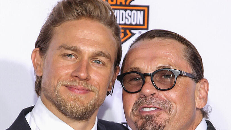 "Sons of Anarchy"-Schöpfer Kurt Sutter (r.) mit Hauptdarsteller Charly Hunnam "Sons of Anarchy"-Schöpfer Kurt Sutter (r.) mit Hauptdarsteller Charly Hunnam