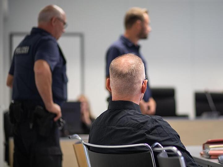 Der angeklagte 44-Jährige sitzt im Gerichtssaal im Landgericht Aschaffenburg. Foto: Frank Rumpenhorst