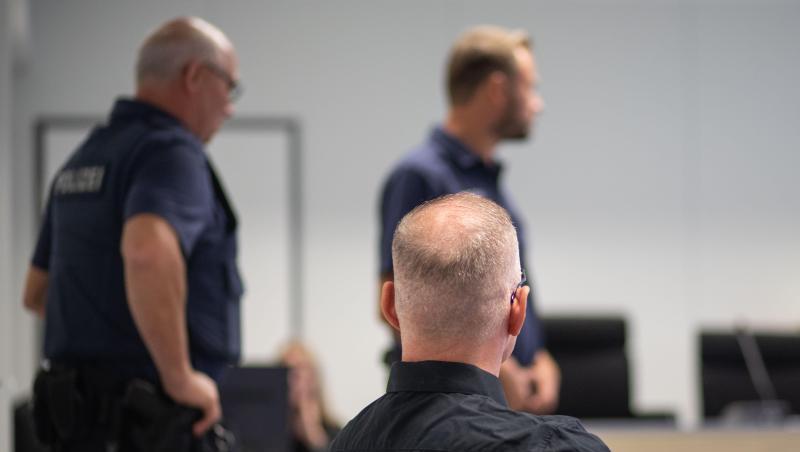 Der angeklagte 44-Jährige sitzt im Gerichtssaal im Landgericht Aschaffenburg. Foto: Frank Rumpenhorst Der angeklagte 44-Jährige sitzt im Gerichtssaal im Landgericht Aschaffenburg. Foto: Frank Rumpenhorst