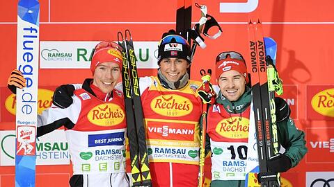Fabian Rießle (r) wurde hinter Sieger Jarl Magnus Riiber (M.) und Franz-Josef Rehrl Dritter.