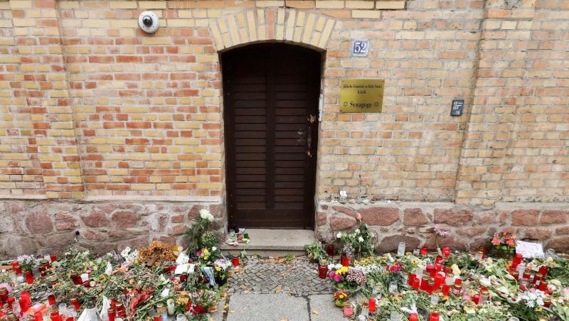 Nur noch ein schmaler Weg führt zwischen den Blumen und Kerzen zur Tür der Synagoge Halle. Nur noch ein schmaler Weg führt zwischen den Blumen und Kerzen zur Tür der Synagoge Halle.