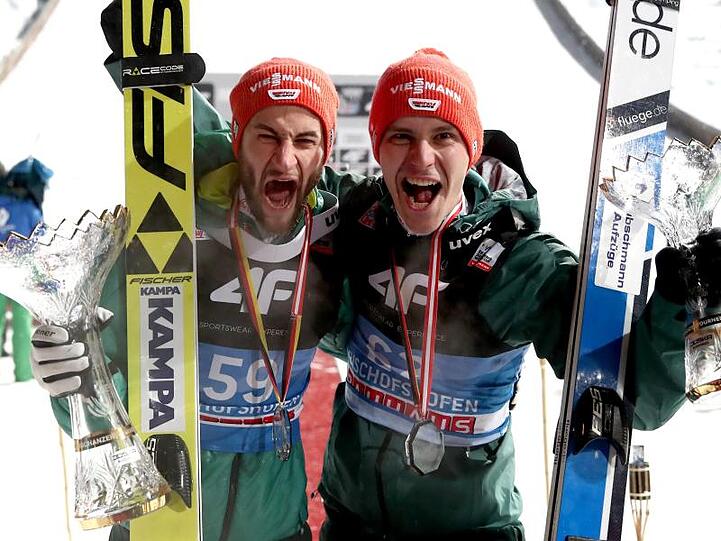 Der zweitplatzierte Markus Eisenbichler (l) und der drittplatzierte Stephan Leyhe.