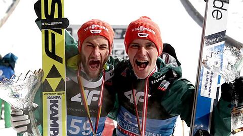 Der zweitplatzierte Markus Eisenbichler (l) und der drittplatzierte Stephan Leyhe.
