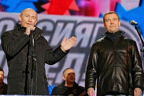 Sogar bei der Wahlparty auf dem Roten Platz behielt er das Mikro in der Hand: Russlands Ex-Präsident Putin und sein Nachfolger Dmitri Medwedew