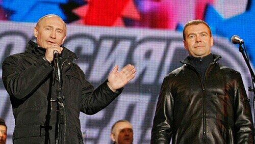 Sogar bei der Wahlparty auf dem Roten Platz behielt er das Mikro in der Hand: Russlands Ex-Präsident Putin und sein Nachfolger Dmitri Medwedew Sogar bei der Wahlparty auf dem Roten Platz behielt er das Mikro in der Hand: Russlands Ex-Präsident Putin und sein Nachfolger Dmitri Medwedew