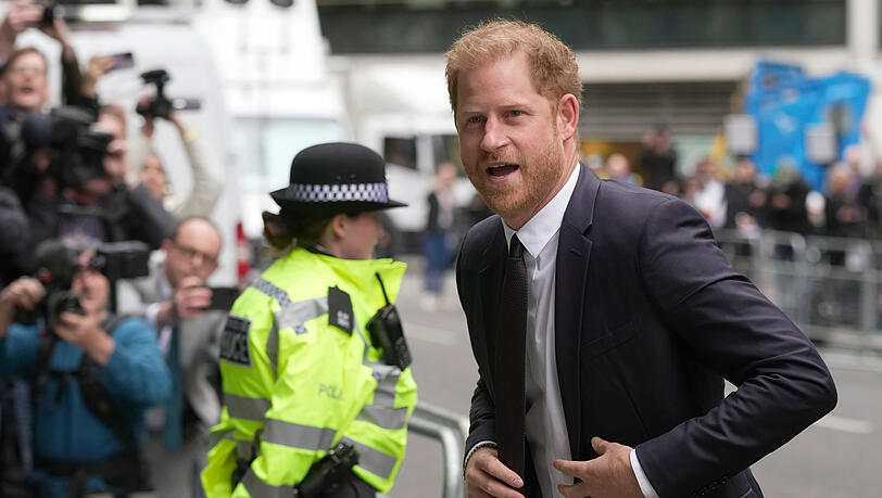 Prinz Harry trifft vor dem High Court in London ein