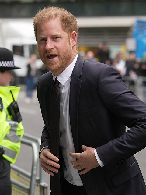 Prinz Harry trifft vor dem High Court in London ein