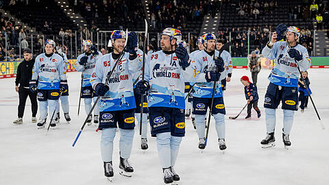 Nach dem deutlichen 4:0-Sieg gegen den ERC Ingolstadt feiern die Spieler des EHC Red Bull M&uuml;nchen ausgelassen mit den Fans.