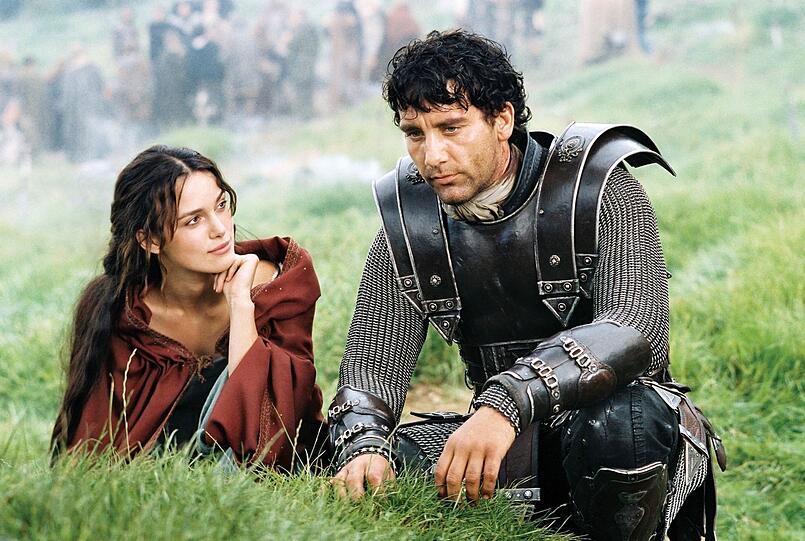 Guinevere (Keira Knightley) und Arthur (Clive Owen) finden inmitten der Kriegswirren Zeit für romantische Momente zu zweit. Guinevere (Keira Knightley) und Arthur (Clive Owen) finden inmitten der Kriegswirren Zeit für romantische Momente zu zweit.