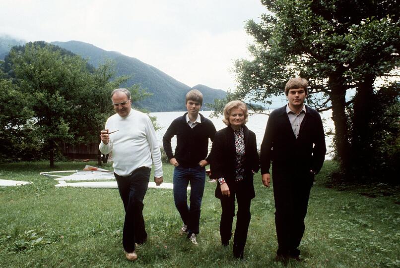 Auch 1981 war die Familie am Wolfgangsee im Urlaub - nach außen hin ein Familien-Idyll. Von seinem ältesten Sohn Walter wurde Kohl später schwer beschuldigt: Seine wahre Familie seien nicht Frau und Kinder gewesen, sondern die CDU.