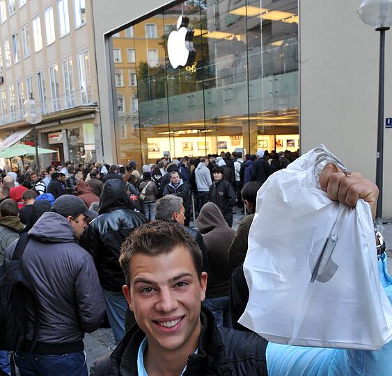 Auch dieser junge Mann war einer der ersten Käufer in München.