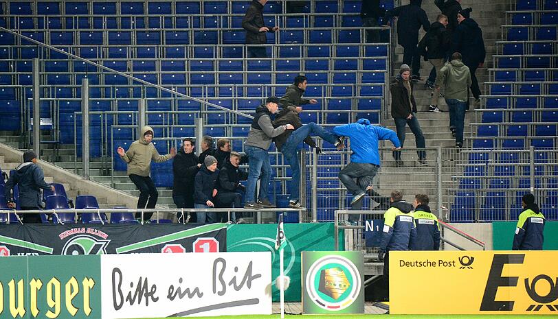 Ausschreitungen beim Pokalspiel von Hannover 96 gegen Dynamo Dresden.