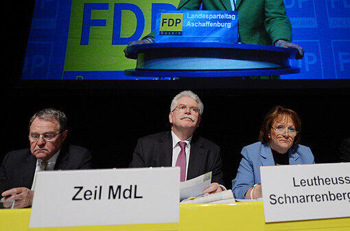 Wissenschaftsminister Wolfgang Heubisch, Wirtschaftsminister Martin Zeil, FDP-Landesvorsitzende Sabine Leutheusser-Schnarrenberger sitzen am Samstag auf dem Landesparteitag der FDP in der Stadthalle in Aschaffenburg auf dem Podium. Die bayerische FDP entscheidet am Samstag auf einem Landesparteitag in Aschaffenburg endgültig über ihr Vorgehen in der Debatte ueber die Studiengebühren.