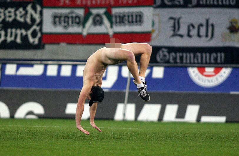Akrobatisch ist dieser Mann unterwegs.