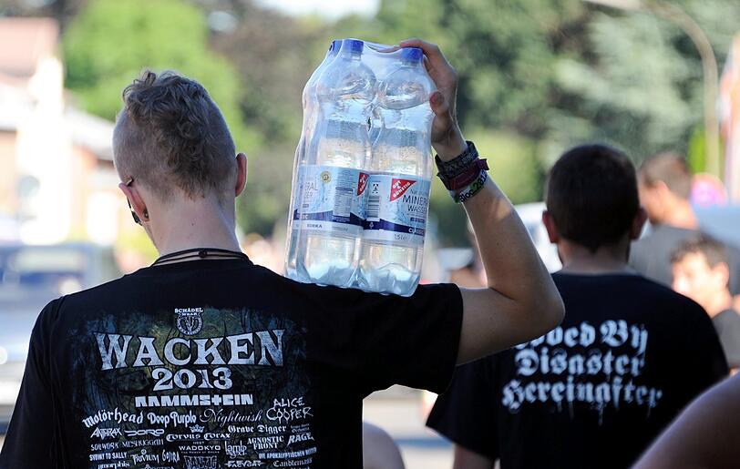 Wacken-Besucher auf der Sucher nach Erfrischung: Freibad oder Autowaschanlage - Hauptsache kühl!