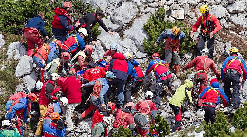Rettungskräfte tragen am Untersberg bei Marktschellenberg nahe des Einstiegs der Riesending-Schachthöhle den verletzten Höhlenforscher Johann Westhauser auf einer Trage.