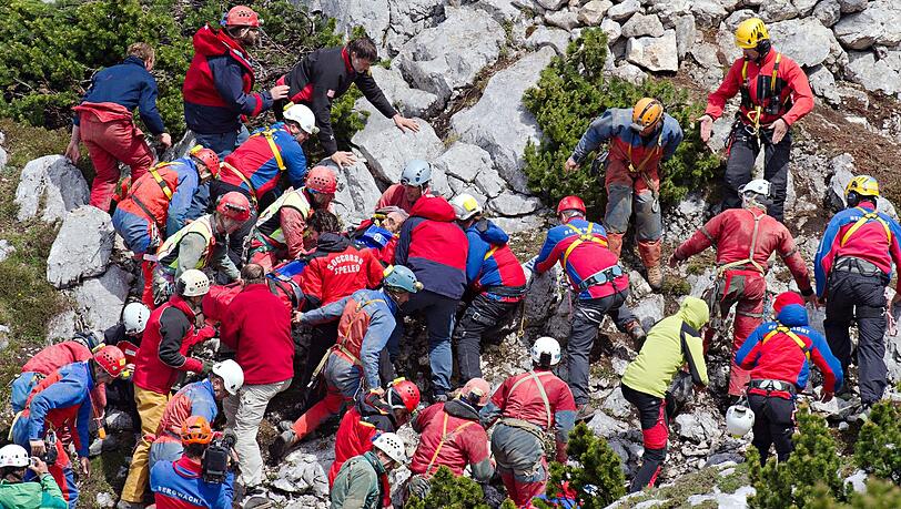 Rettungskräfte tragen am Untersberg bei Marktschellenberg nahe des Einstiegs der Riesending-Schachthöhle den verletzten Höhlenforscher Johann Westhauser auf einer Trage. Rettungskräfte tragen am Untersberg bei Marktschellenberg nahe des Einstiegs der Riesending-Schachthöhle den verletzten Höhlenforscher Johann Westhauser auf einer Trage.