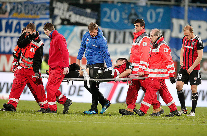 Benjamin Hübner vom FC Ingolstadt verletzt sich bei einem Sturz und wird während der Partie gegen Hoffenheim (1:1) vom Platz getragen.