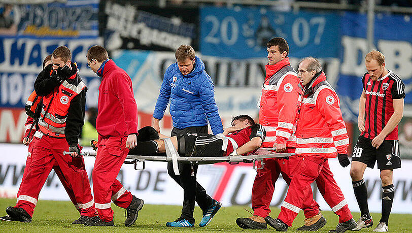 Benjamin Hübner vom FC Ingolstadt verletzt sich bei einem Sturz und wird während der Partie gegen Hoffenheim (1:1) vom Platz getragen. Benjamin Hübner vom FC Ingolstadt verletzt sich bei einem Sturz und wird während der Partie gegen Hoffenheim (1:1) vom Platz getragen.