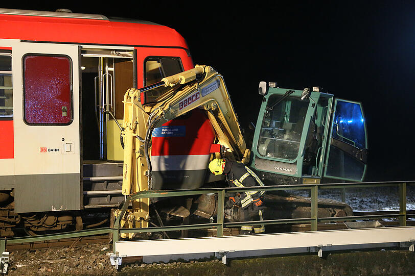 Bei Altötting hat ein Zug einen Bagger gerammt. Die Bilder vom Unfallort.
