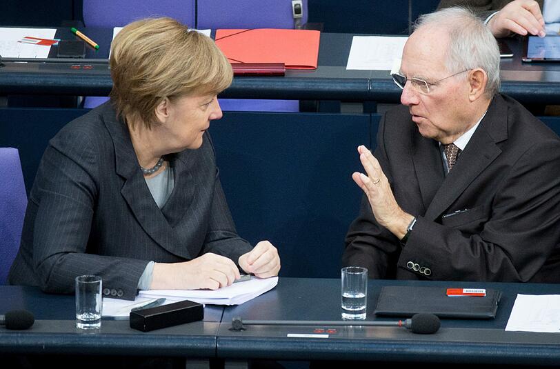 Angela Merkel und Wolfgang Schäuble im Bundestag: Heute beginnen die Haushaltsberatungen. Foto: Kay Nietfeld/Archiv