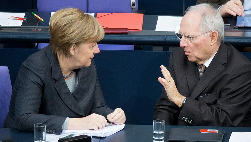 Angela Merkel und Wolfgang Schäuble im Bundestag: Heute beginnen die Haushaltsberatungen. Foto: Kay Nietfeld/Archiv Angela Merkel und Wolfgang Schäuble im Bundestag: Heute beginnen die Haushaltsberatungen. Foto: Kay Nietfeld/Archiv