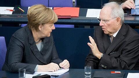 Angela Merkel und Wolfgang Schäuble im Bundestag: Heute beginnen die Haushaltsberatungen. Foto: Kay Nietfeld/Archiv