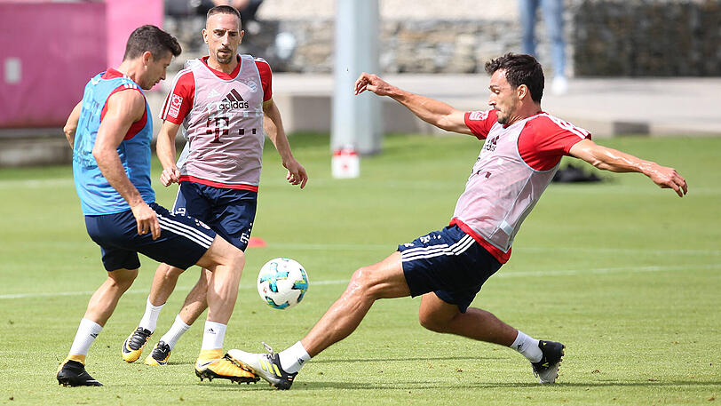 Mats Hummels fährt Robert Lewandowski in die Parade...