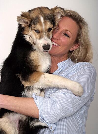 Das ist Rex - hier mit seiner Besitzerin. Zurzeit ist er in Schwabing daheim.