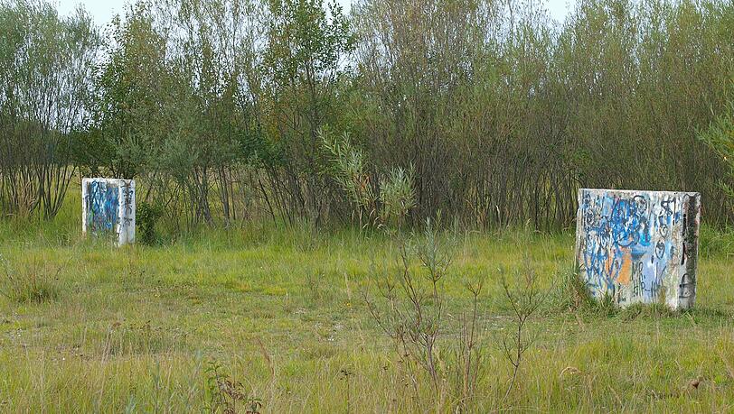 Überreste des ehemaligen Truppenübungsgeländes auf der Fröttmaninger Heide. Überreste des ehemaligen Truppenübungsgeländes auf der Fröttmaninger Heide.