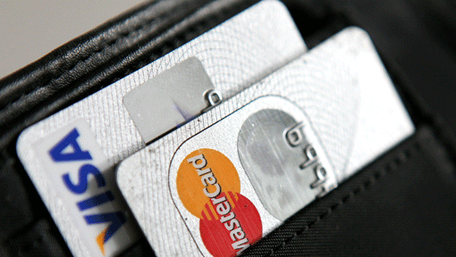 Die Geldbörse des Opfers tauchte dank eines mutigen Postboten wieder auf. (Symbolbild) Die Geldbörse des Opfers tauchte dank eines mutigen Postboten wieder auf. (Symbolbild)