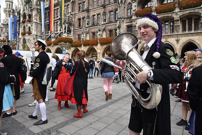 In der Münchner Innenstadt lieferten schwedische Studenten am Freitag ein Mordsspektakel! Die Bilder!