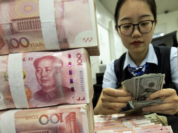 Ein Stapel Yuan-Banknoten: Chinas Notenbank stemmt sich gegen die schwächelnde Wirtschaft der Volksrepublik.
