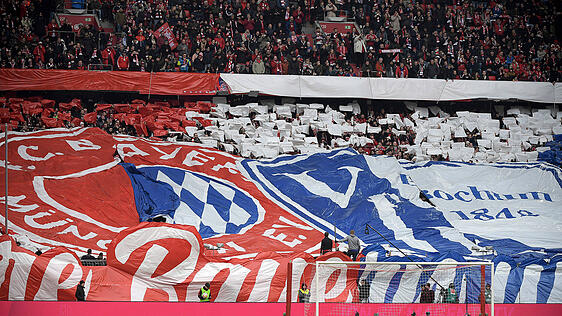 Vor dem Anpfiff feierten die Anhänger von Bayern und Bochum das 50-jährige Jubiläum ihrer Fanfreundschaft mit einer Choreo.