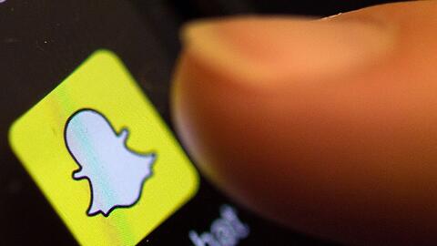 Die Foto-App Snapchat bietet eine virtuelle Anprobe an. So können Nutzer etwa Sonnenbrillen oder Schuhe im Display an ihrem Körper sehen.