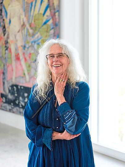 Kiki Smith im Diözesanmuseum - hinter ihr ist eine typische Tapisserie zu sehen, die die Kreatur in den Kosmos stellt.  Fotos: Thomas Dashuber