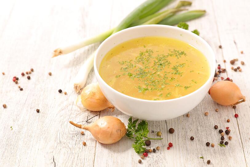 An kalten Tagen kann eine heiße Gemüsebrühe Gold wert sein, obendrein hat sie wenig Kalorien. Doch erwarten Sie keine nachhaltige Wirkung, denn sie wandert viel zu schnell durch die Verdauungsorgane, der Hunger steht ruckzuck wieder auf der Matte. An kalten Tagen kann eine heiße Gemüsebrühe Gold wert sein, obendrein hat sie wenig Kalorien. Doch erwarten Sie keine nachhaltige Wirkung, denn sie wandert viel zu schnell durch die Verdauungsorgane, der Hunger steht ruckzuck wieder auf der Matte.