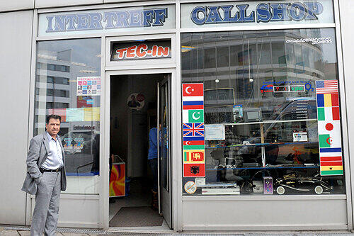 Geschäftsinhaber Asis vor seinem Internet-Cafe Teg-In: Nur wenige Stunden nach dem Überfall stand er wieder im Laden.