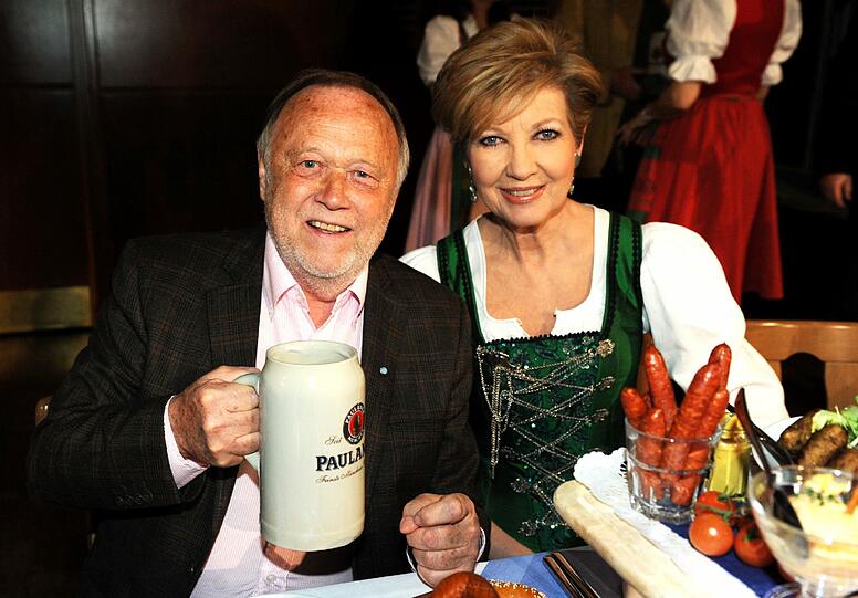 Regisseur Joseph Vilsmaier und die Moderatorin Carolin Reiber.