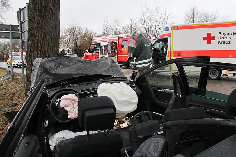 Im Landkreis Altöttingen kam es am Samstagvormittag zu einem schweren Zusammenstoß dreier Fahrzeuge. Die Bilder vom Unfallort.