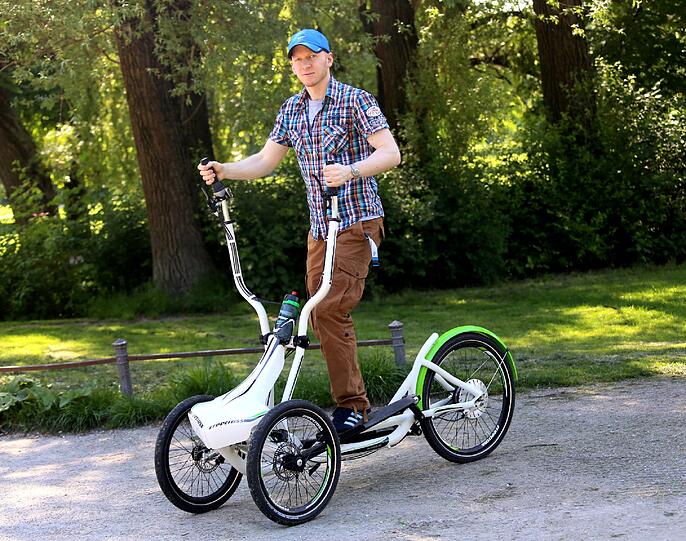 AZ-Reporter Julian Galinski dreht auf dem FreeCross eine Runde im Englischen Garten. Fazit: Empfehlenswert! Foto: Schramek